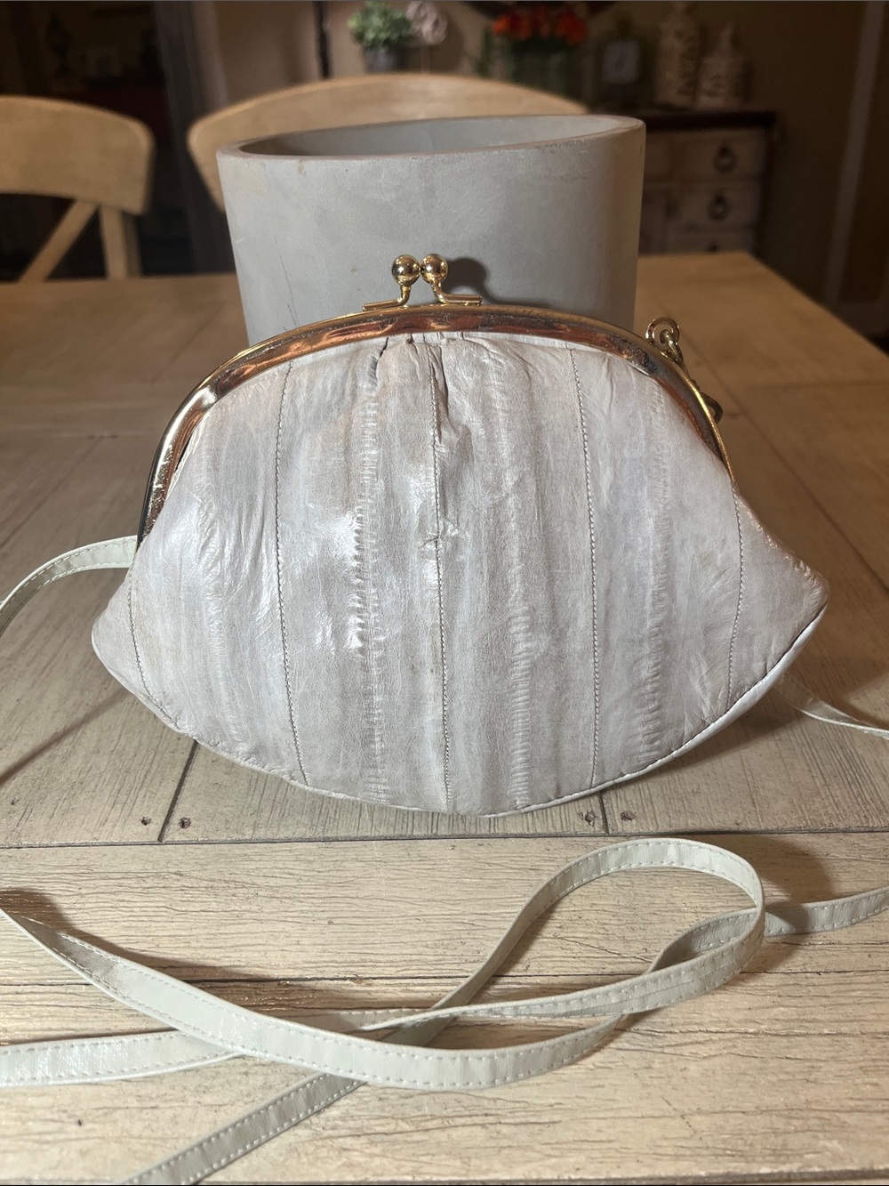 Lee Sands Eel skin Kiss-Lock Crossbody Bag with Gold Frame - Picture 2 of 7